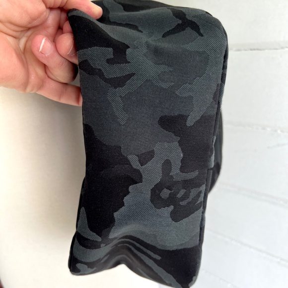 LULULEMON All Night Festival Bag in Jacquard Camo Obsidian/Black - Picture 11 of 16